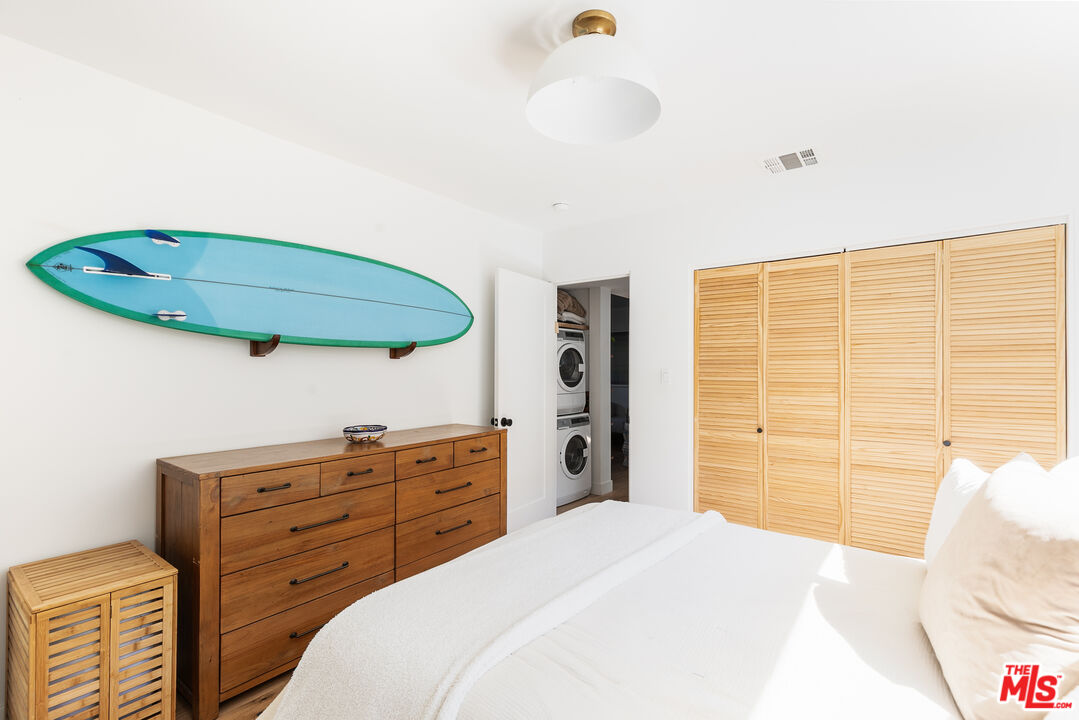 331 Brooks Avenue, Unit 2 Venice, CA 90291 - Photo 12 of 30 a bedroom with a bed and a dresser