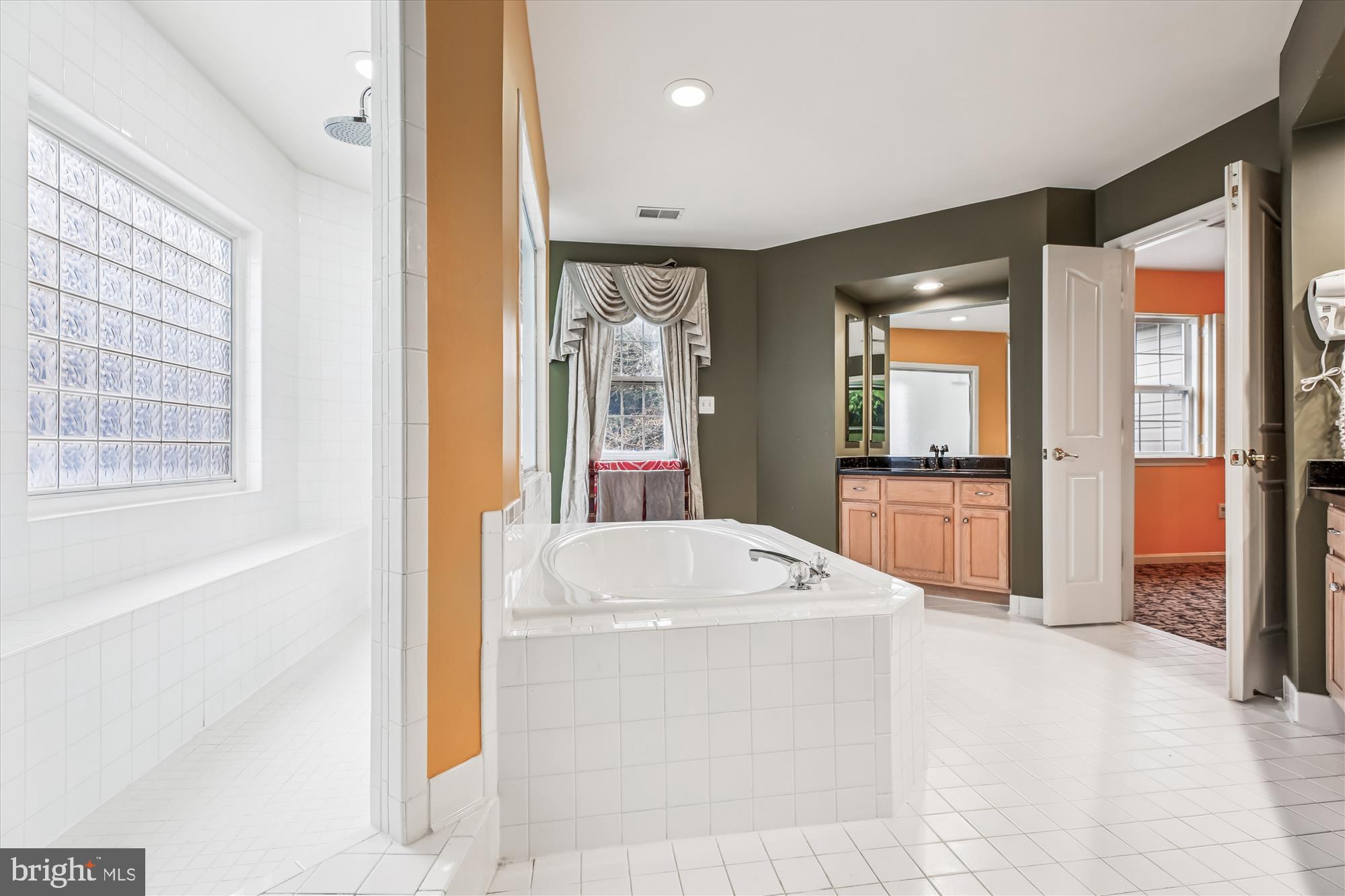 14212 Schaeffer Road Germantown, MD 20874 - Photo 28 of 51 Primary Bath