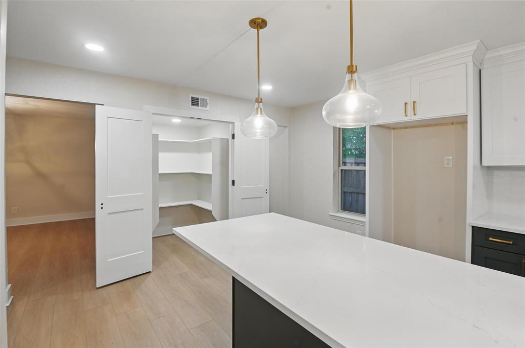 7716 La Risa Drive Dallas, TX 75248 - Photo 8 of 34 a very nice looking room with a bed