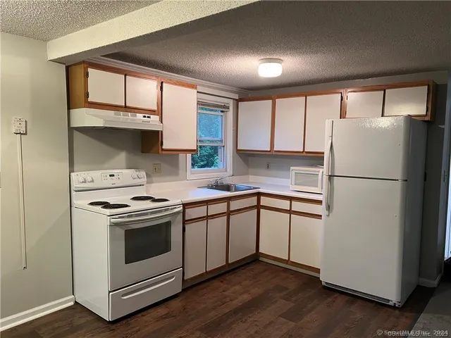 $1,675 | 62 Whiton Street, Windsor Locks, CT 06096