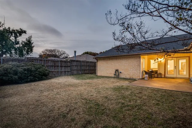 a view of a house with backyard and garden