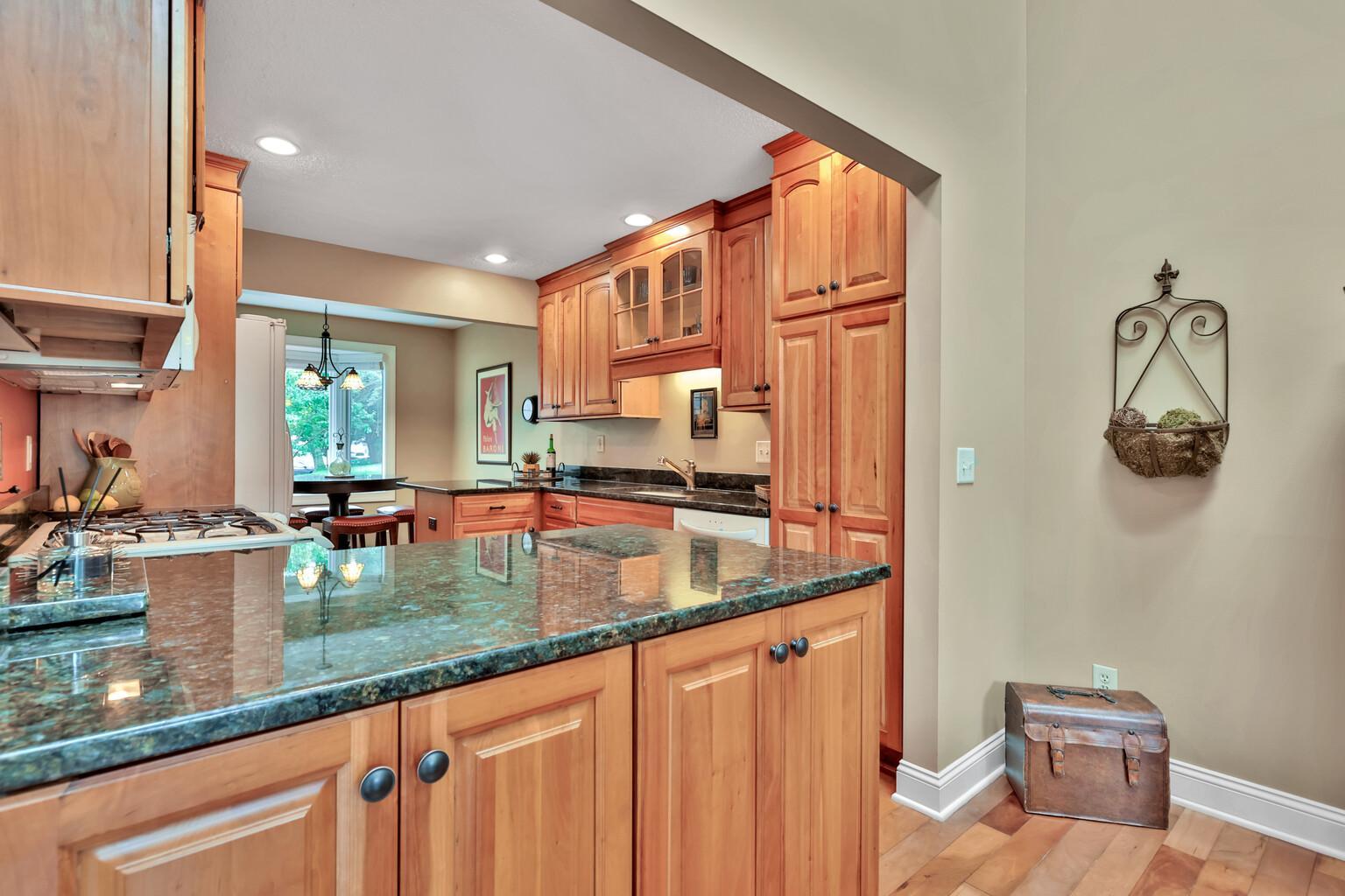 8264 Kingslee Road Bloomington, MN 55438 - Photo 8 of 38 Gallery Image 8