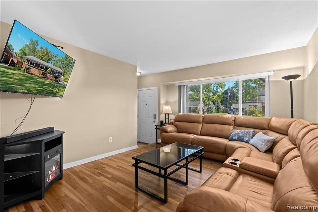 22035 Inkster Road Farmington Hills, MI 48336 - Photo 4 of 17