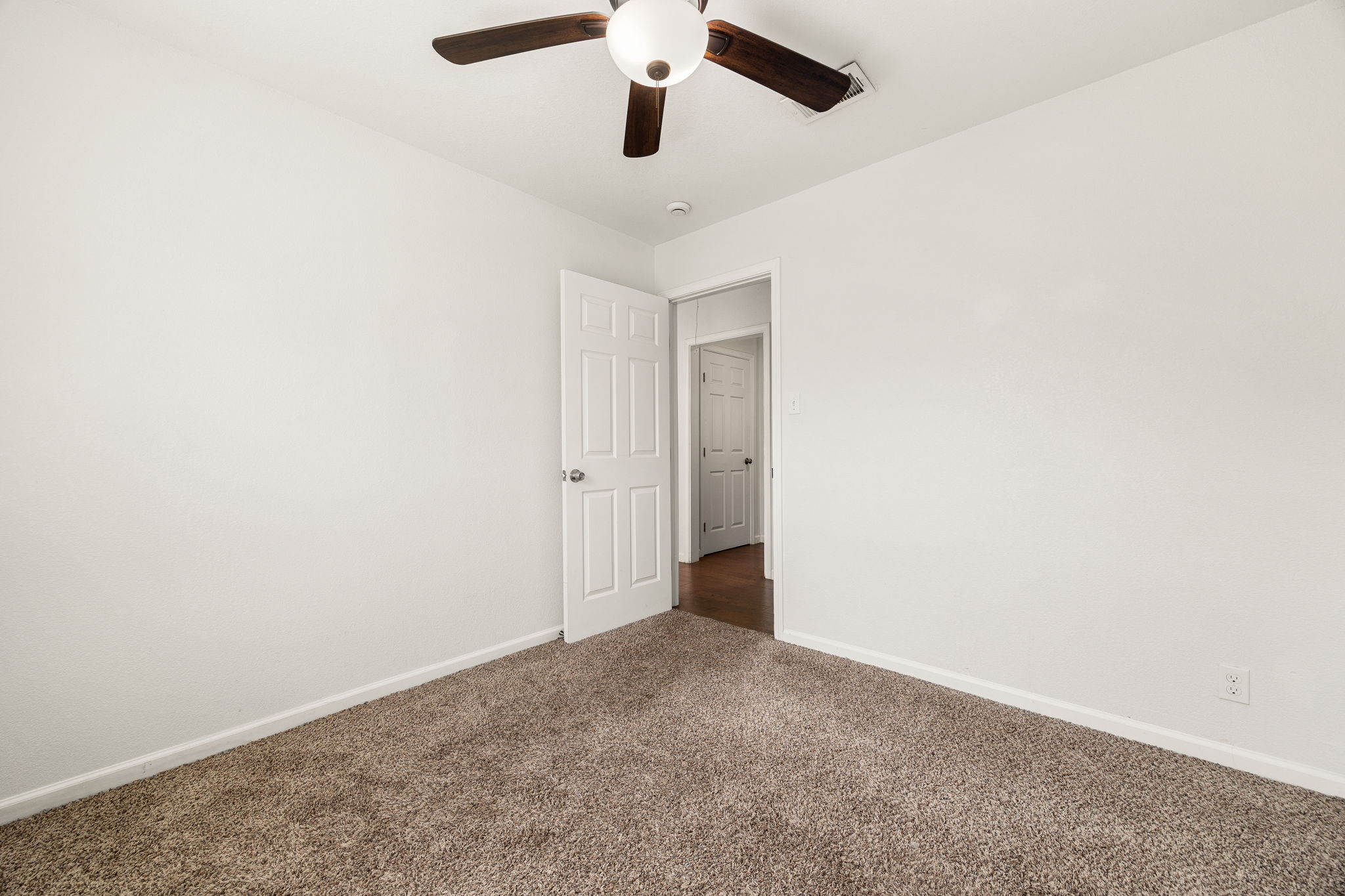 11800 Oak Haven Road Austin, TX 78753 - Photo 29 of 37 an empty room with a ceiling fan and carpet