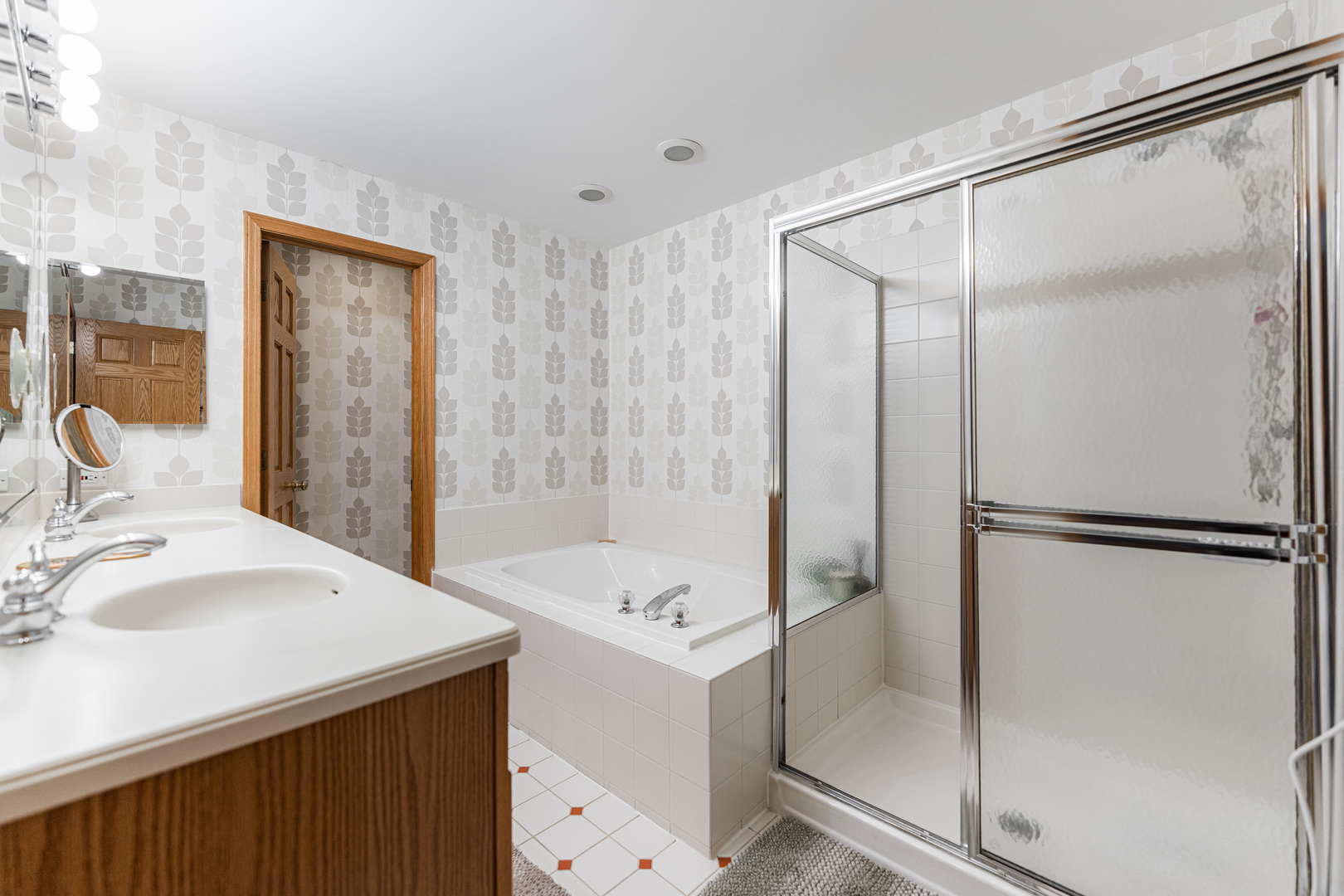 1607 Park Ridge Point Park Ridge, IL 60068 - Photo 18 of 41 a bathroom with a tub sink mirror and shower
