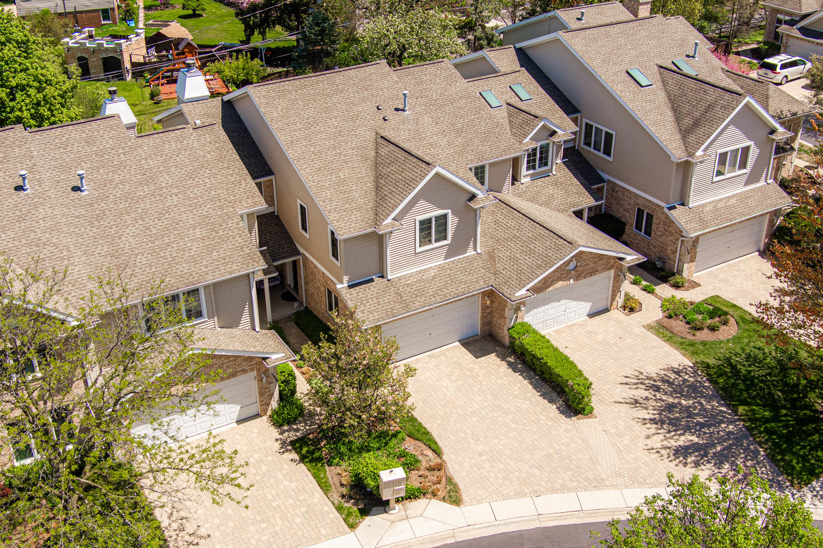 1607 Park Ridge Point Park Ridge, IL 60068 - Photo 38 of 41 an aerial view of a house with a yard and garage