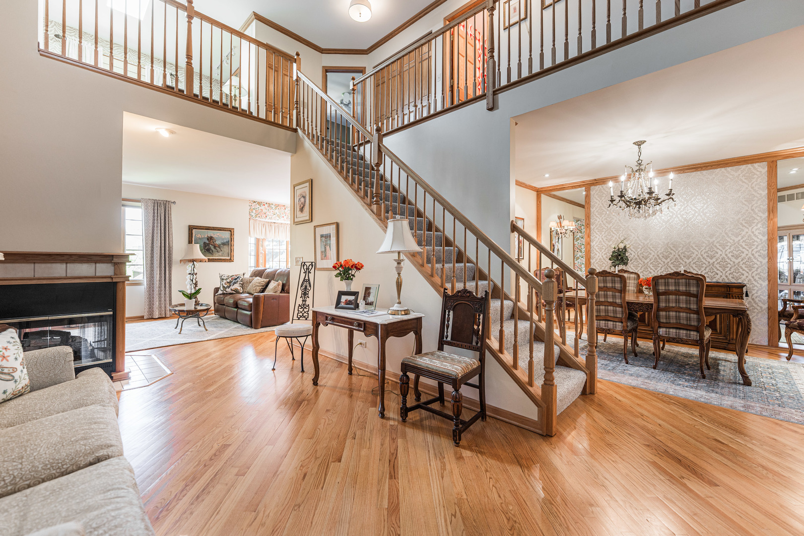 1607 Park Ridge Point Park Ridge, IL 60068 - Photo 5 of 41 a living room with furniture and a wooden floor