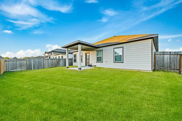 a view of a house with backyard and garden