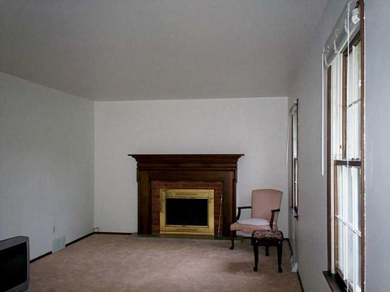 3662 Frew Mill Road New Castle, PA 16101 - Photo 2 of 17 Living Room.
