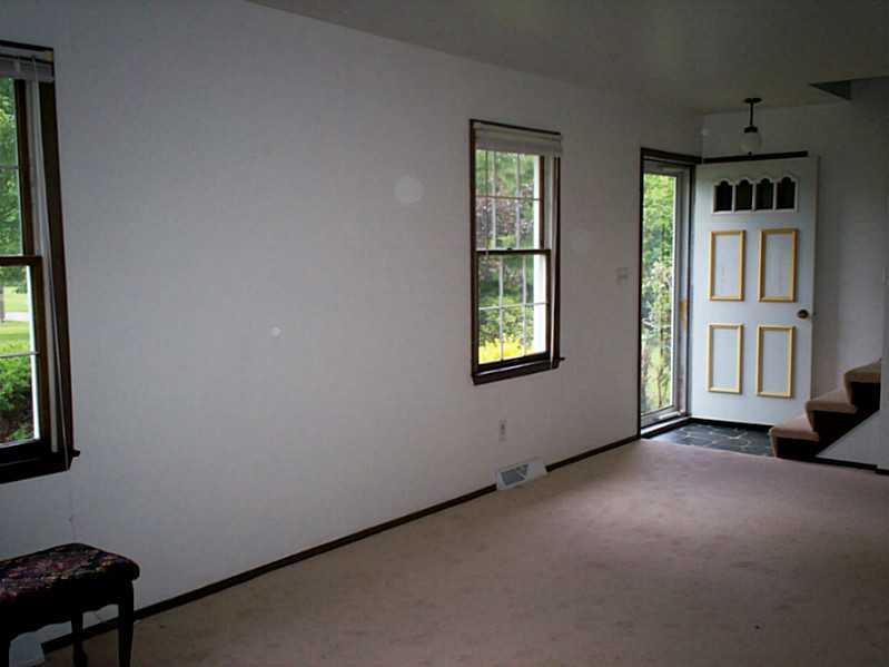 3662 Frew Mill Road New Castle, PA 16101 - Photo 12 of 17 Living Room.