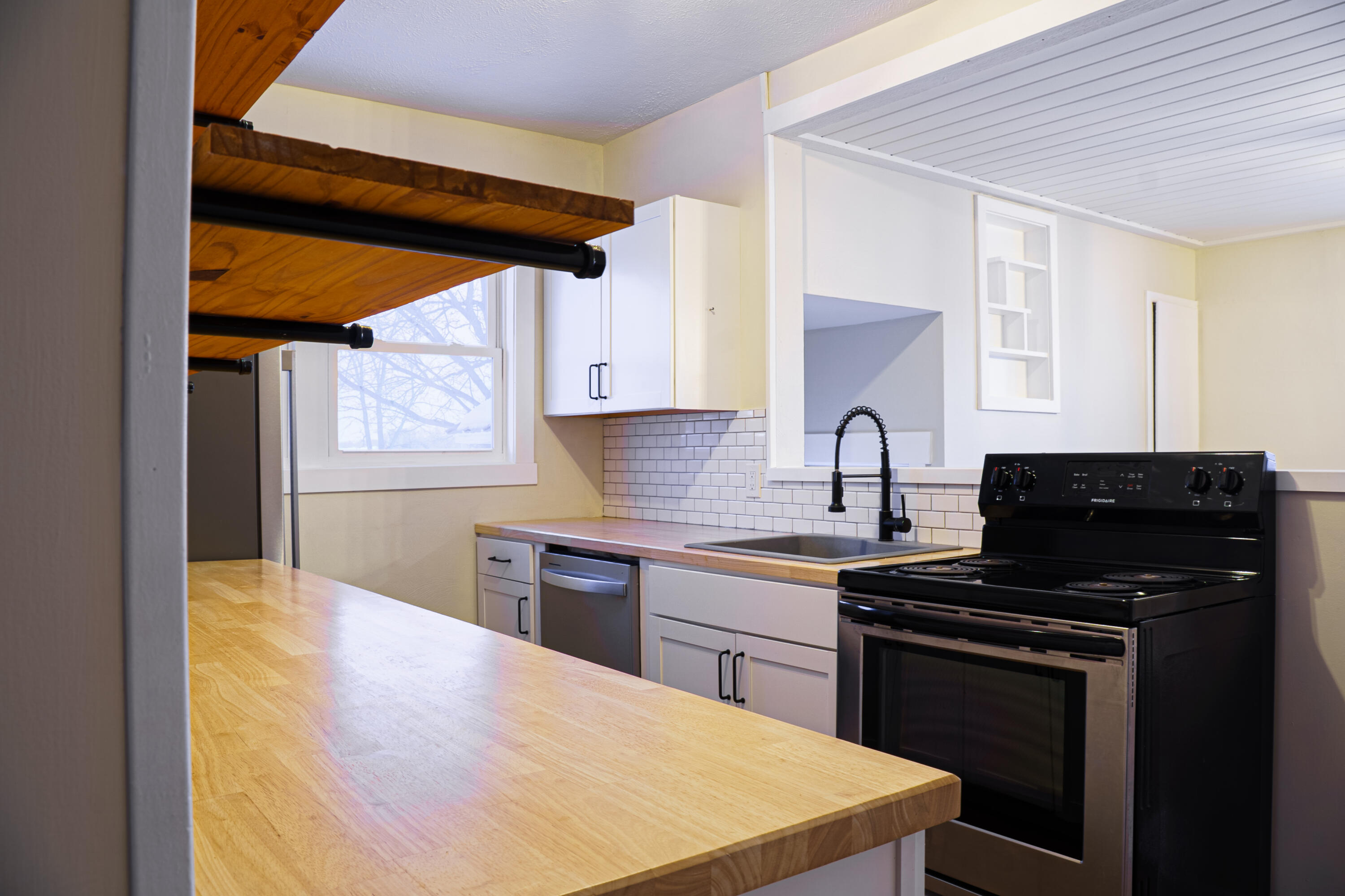 6005 North Messer Road Freeport, MI 49325 - Photo 8 of 31 freeport house-06