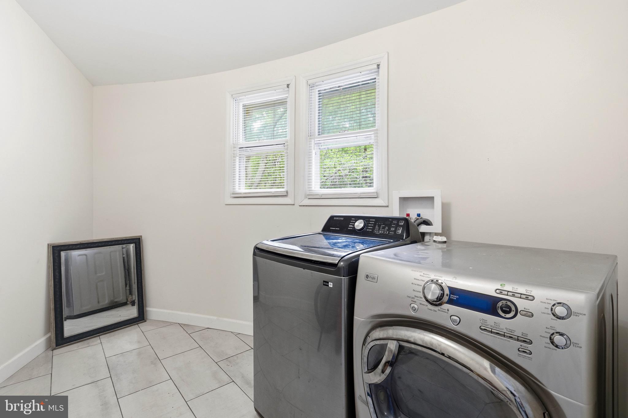 188 Carlisle Place Road Leesburg, NJ 08327 - Photo 13 of 36 a utility room with dryer and washer