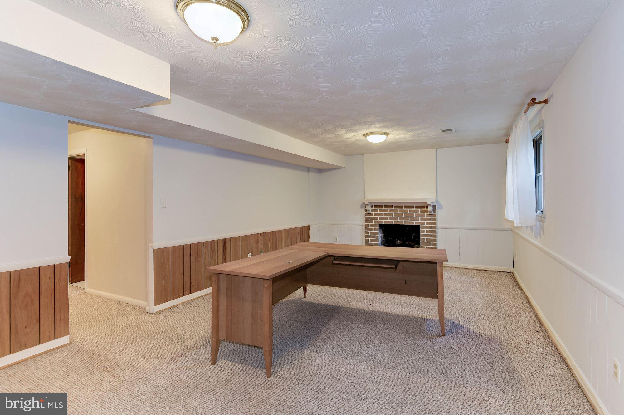 2148 Military Road Arlington, VA 22207 - Photo 24 of 28 a room with furniture