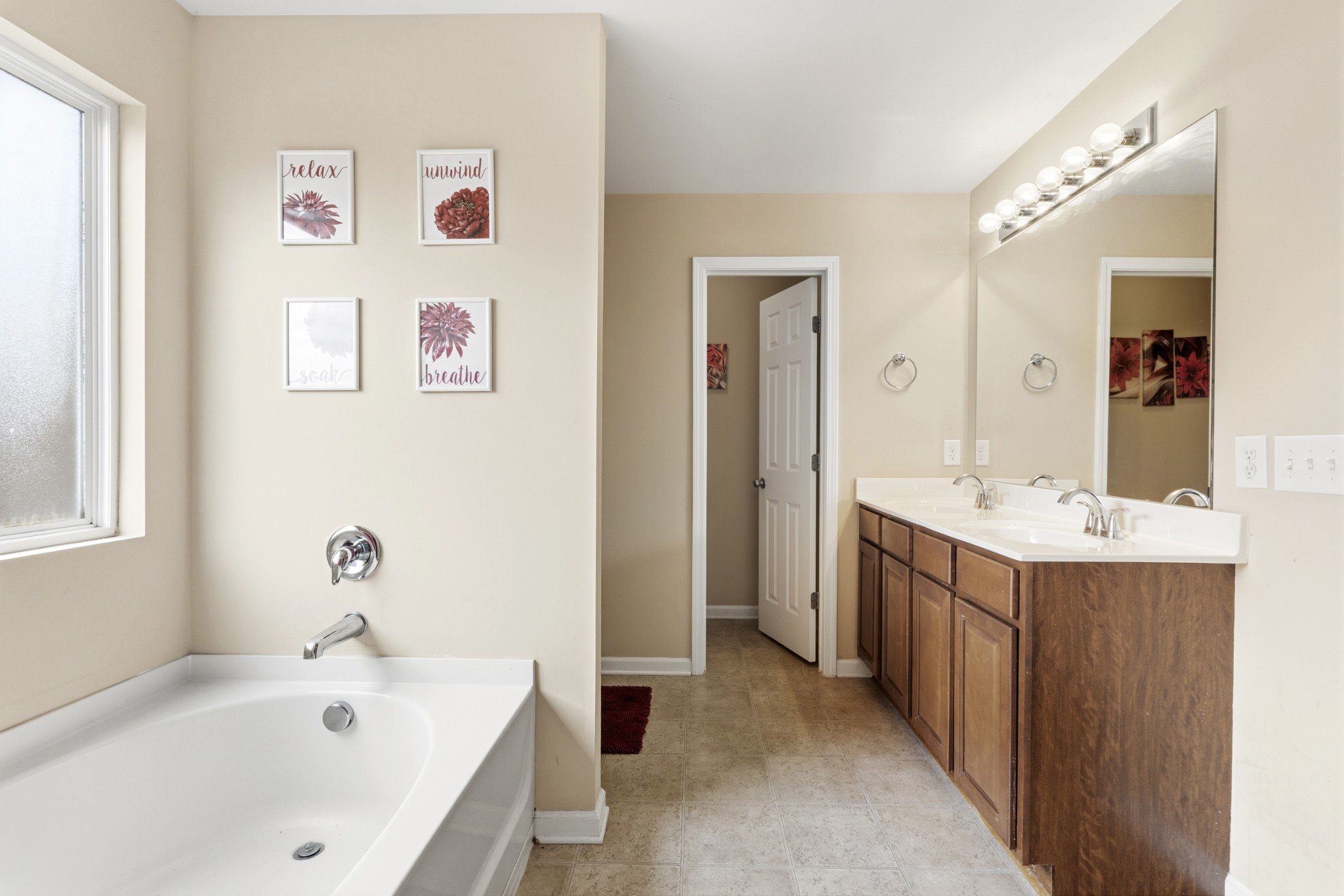 1011 Benwick Road Hendersonville, TN 37075 - Photo 30 of 60 a bathroom with a tub a sink and mirror