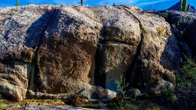 a sign that is sitting on a brick wall