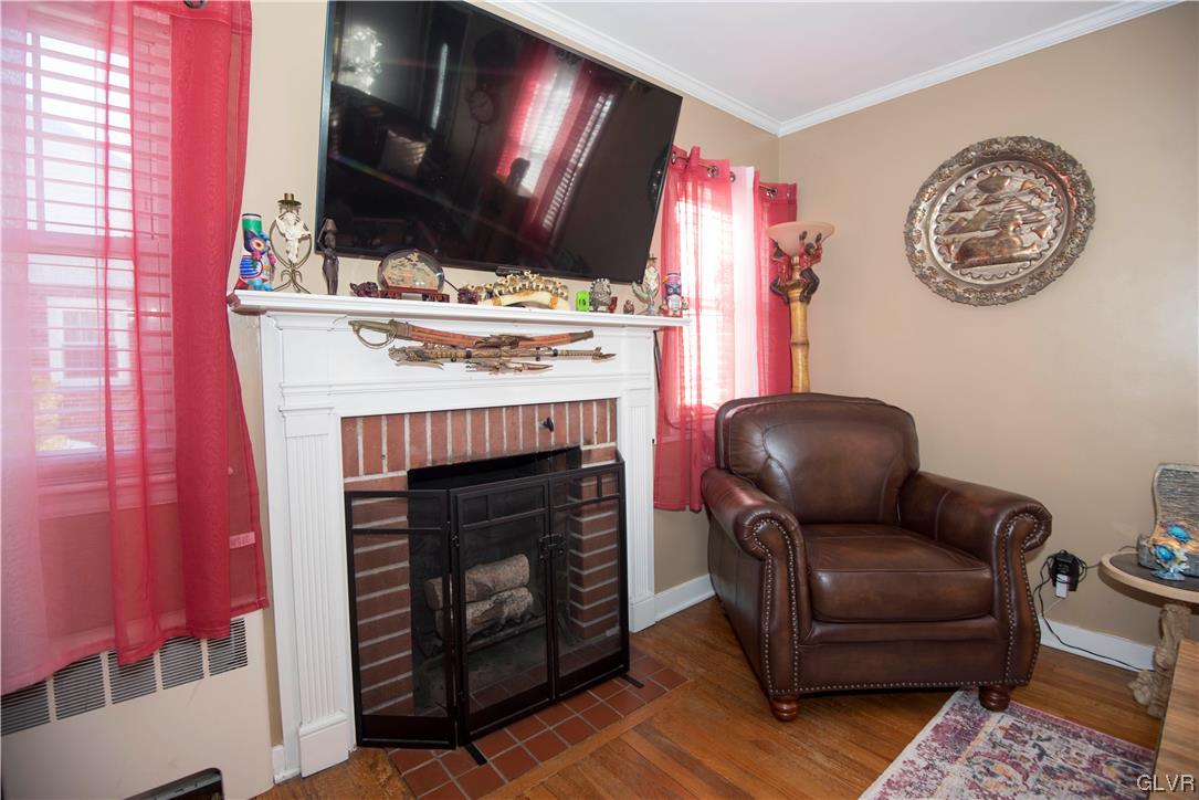 531 Parkway Road Allentown, PA 18104 - Photo 9 of 29 Working wood burning FIREPLACE