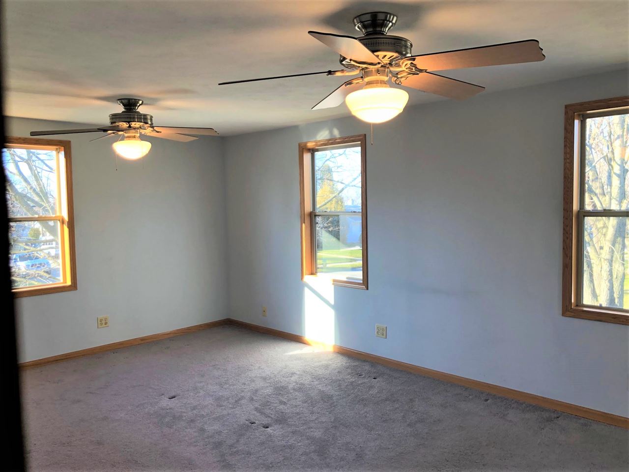 1904 Ridgeland Road Rockford, IL 61108 - Photo 16 of 20 an empty room with windows and fan