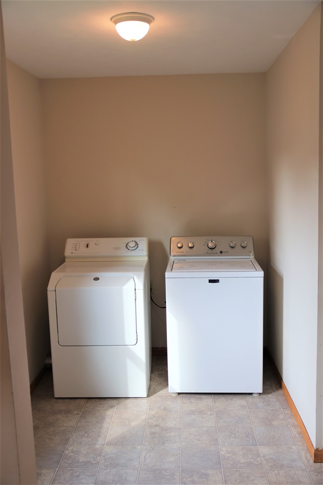 1904 Ridgeland Road Rockford, IL 61108 - Photo 17 of 20 a utility room with dryer and washer