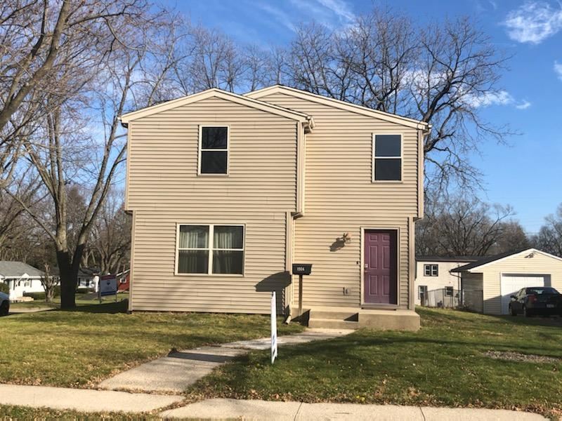 1904 Ridgeland Road Rockford, IL 61108 - Photo 20 of 20 a front view of a house with a yard