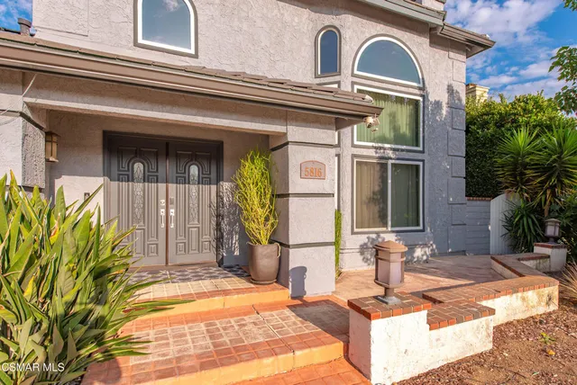 a view of a house with fountain