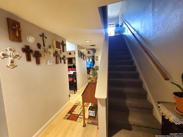 a view of entryway with furniture