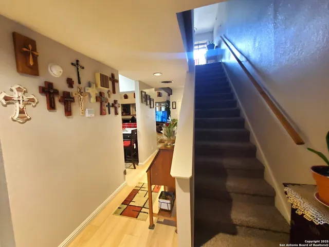 a view of entryway with furniture