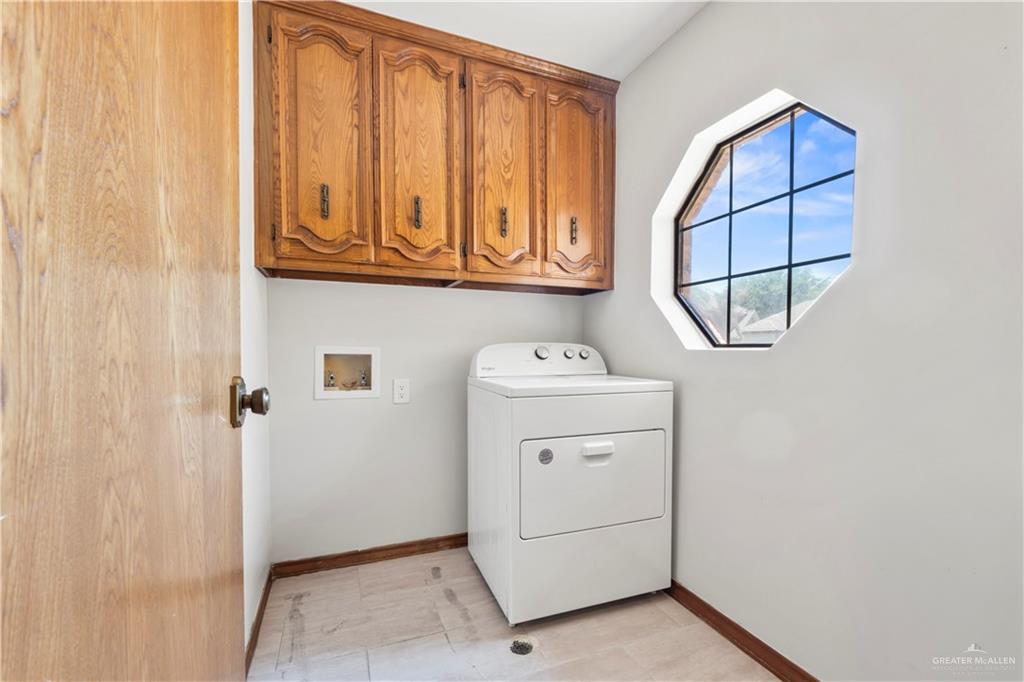 814 Rio Grande Drive Mission, TX 78572 - Photo 19 of 29 a utility room with dryer and washer