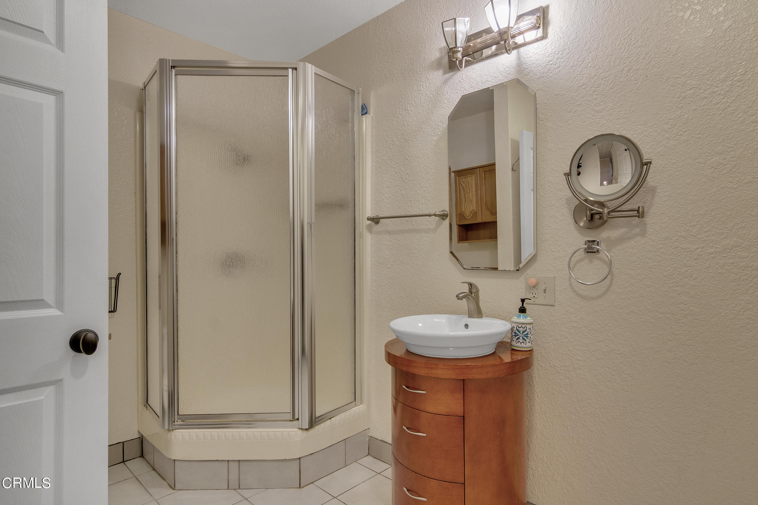 524 Franklin Place Monrovia, CA 91016 - Photo 20 of 33 a bathroom with a sink and a mirror