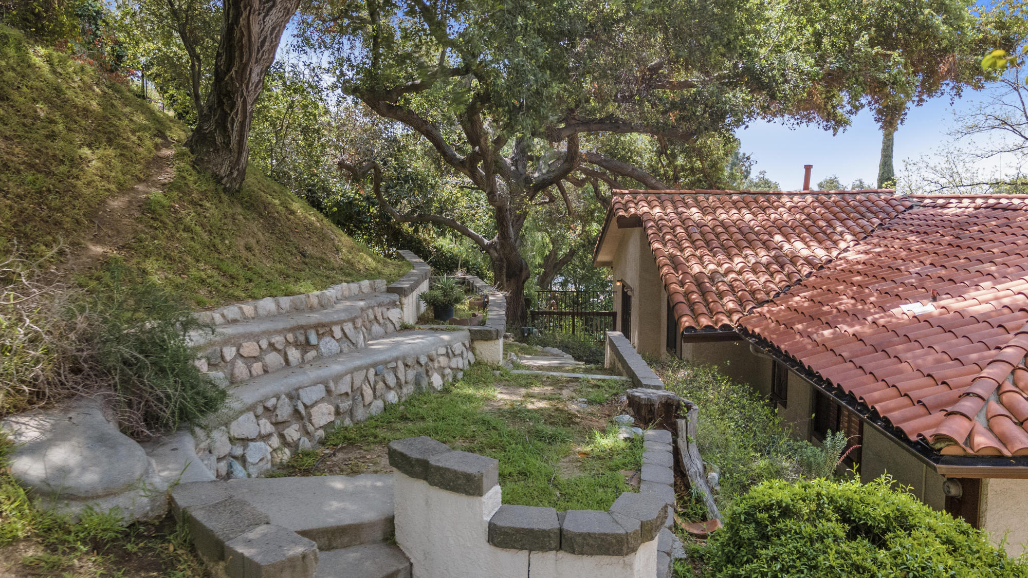 524 Franklin Place Monrovia, CA 91016 - Photo 29 of 33 a sign that is sitting on a brick wall