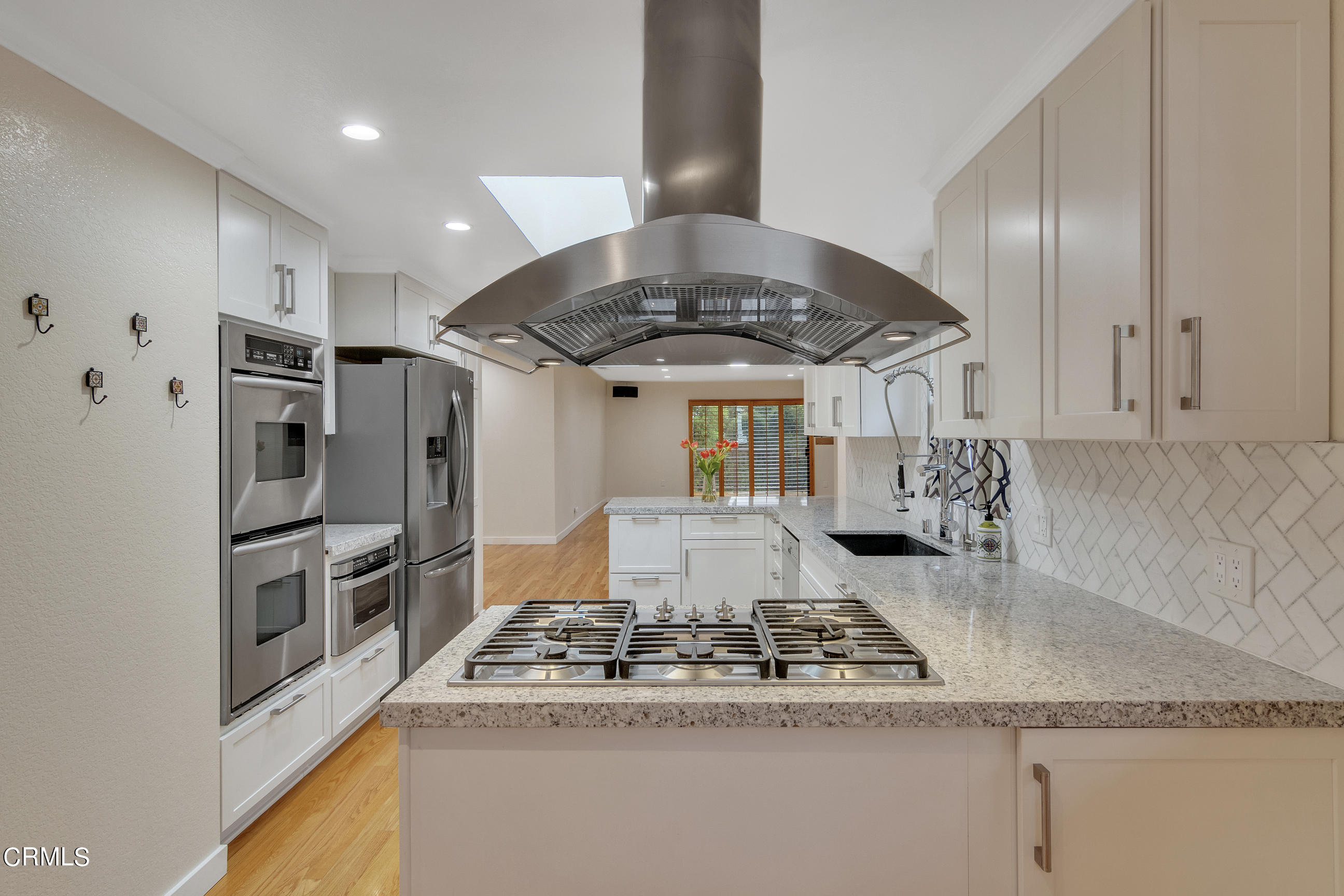 524 Franklin Place Monrovia, CA 91016 - Photo 8 of 33 a stove top oven sitting inside of a kitchen