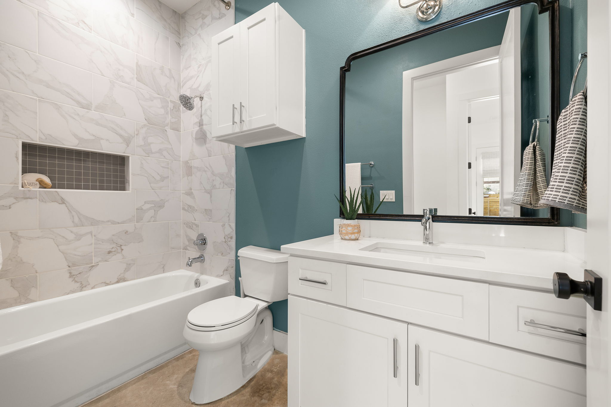 1201 Luna Street Austin, TX 78721 - Photo 14 of 31 a bathroom with a sink a toilet and a bathtub