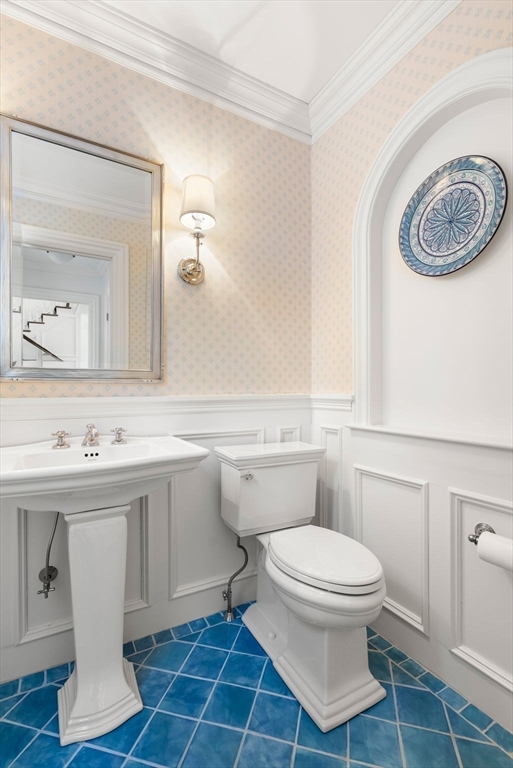 182 Winding River Road Wellesley, MA 02482 - Photo 18 of 40 a bathroom with a toilet a sink and mirror