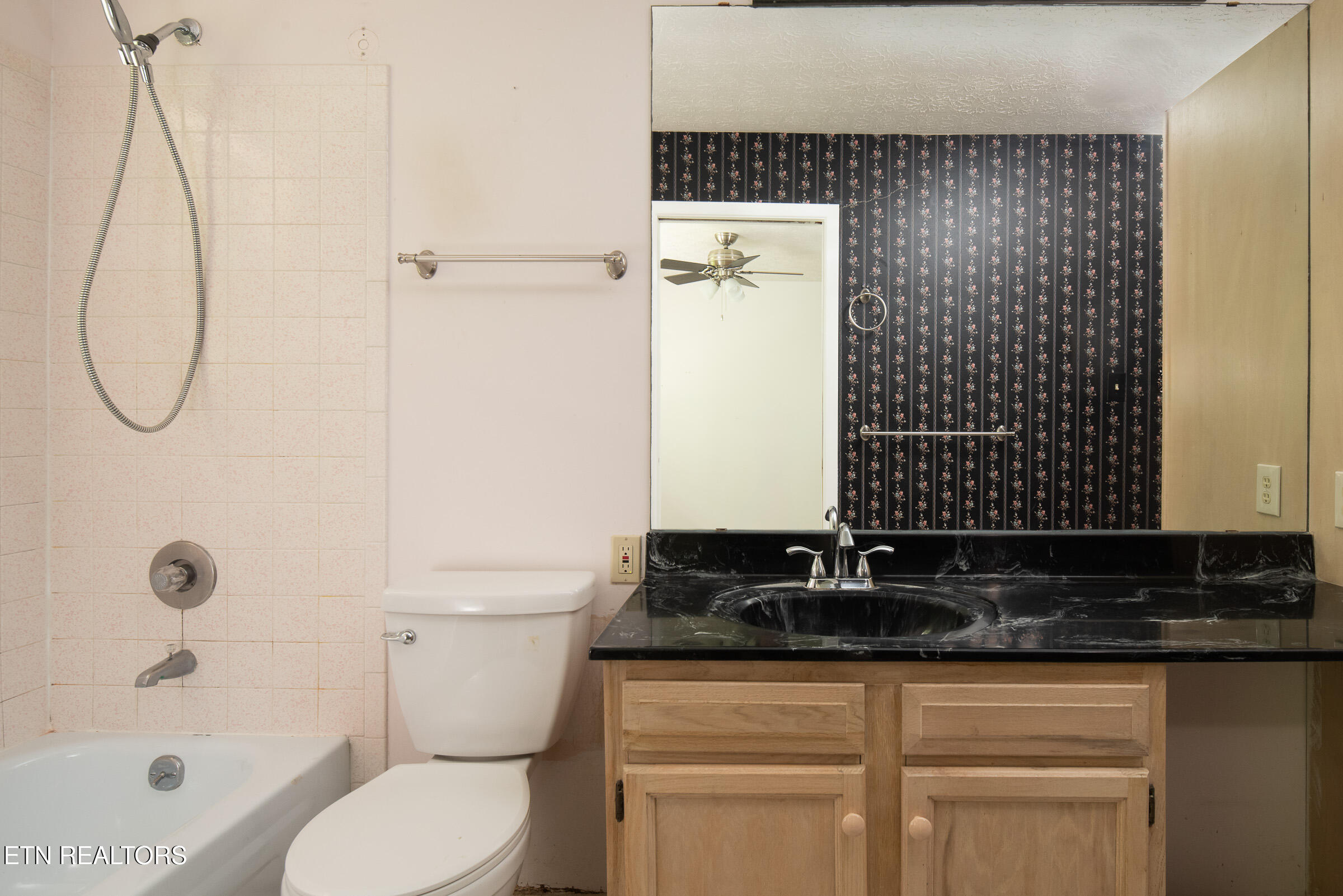 123 Manor Road Clinton, TN 37716 - Photo 16 of 44 Bathroom