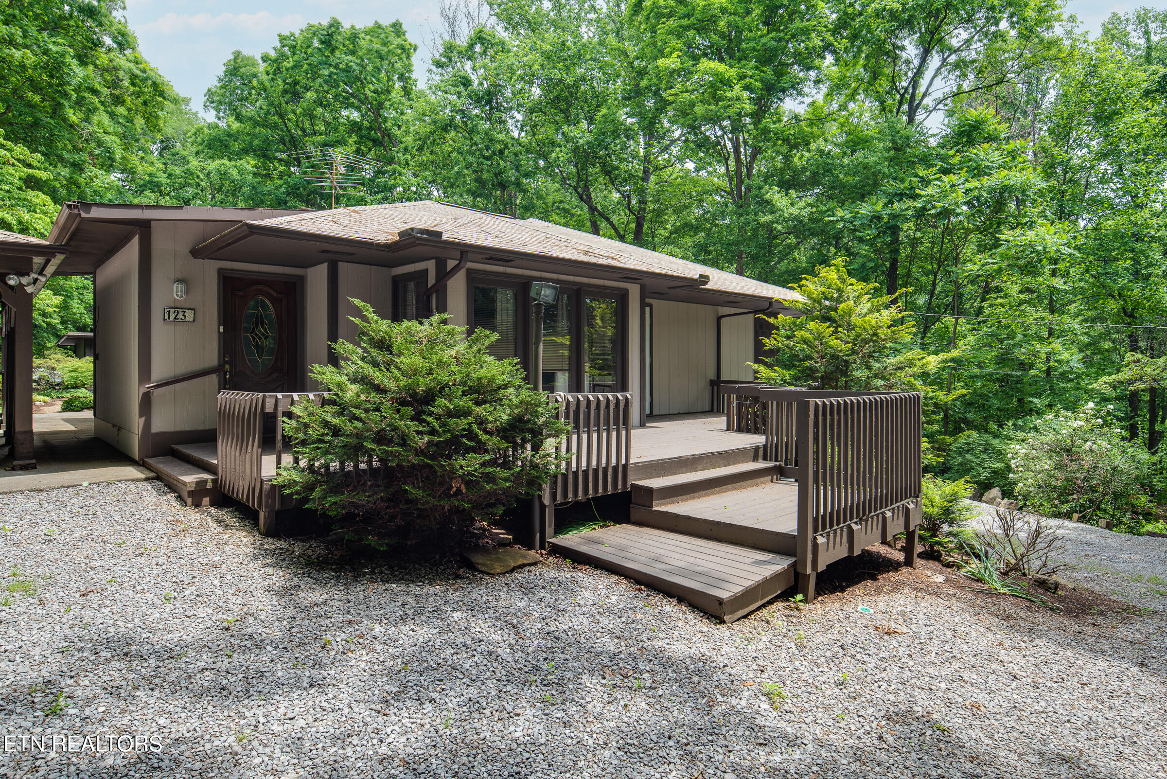 123 Manor Road Clinton, TN 37716 - Photo 2 of 44 123 Manor Rd