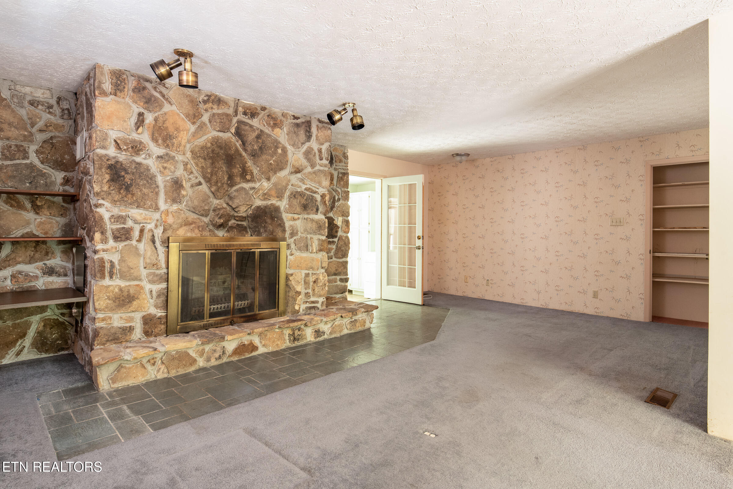 123 Manor Road Clinton, TN 37716 - Photo 29 of 44 Owners Suite