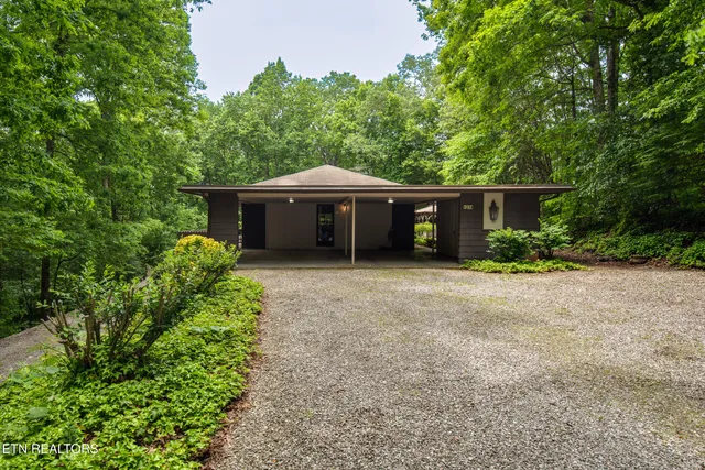 $525,000 | 123 Manor Road, Clinton, TN 37716