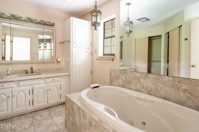 $525,000 | 123 Manor Road, Clinton, TN 37716