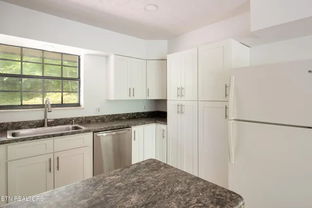 $525,000 | 123 Manor Road, Clinton, TN 37716