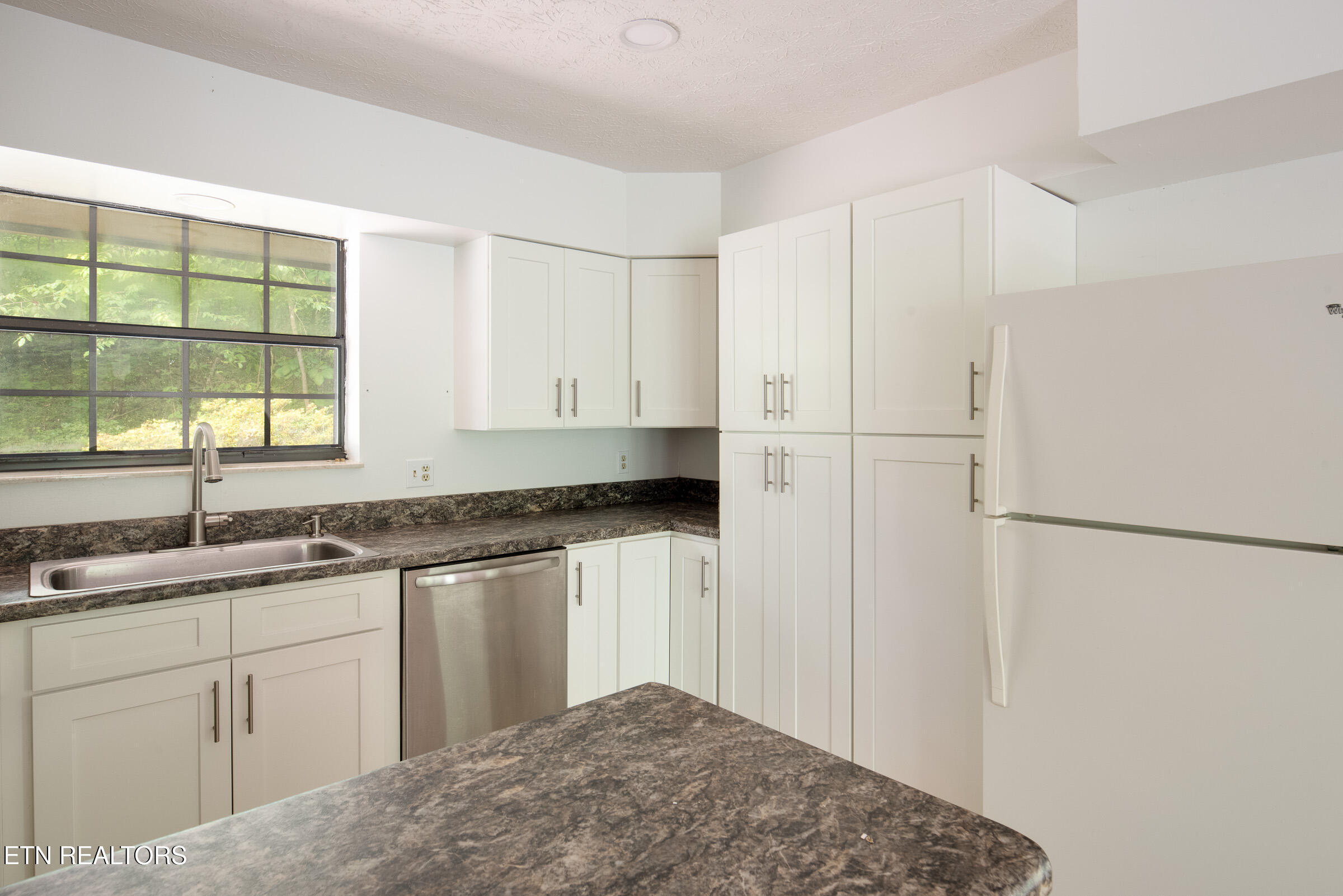 123 Manor Road Clinton, TN 37716 - Photo 5 of 44 Newer Cabinets