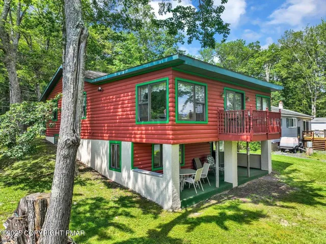 a view of a garden with a flower in a garden