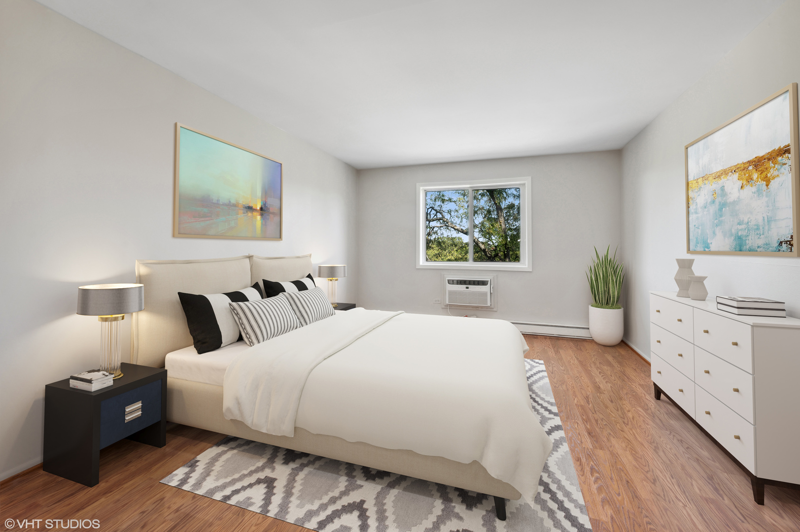 250 Ridge Avenue, Unit 5F Evanston, IL 60202 - Photo 12 of 19 a bedroom with a large bed and a window