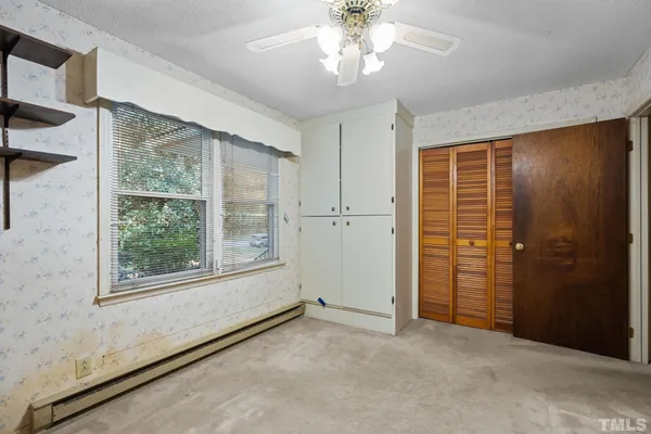 en empty room with windows and closet