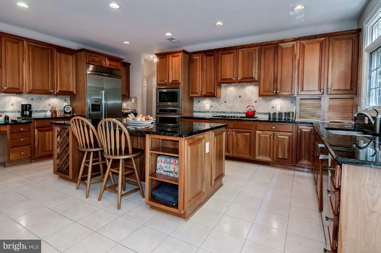 10289 Johns Hollow Road Vienna, VA 22182 - Photo 10 of 30 Kitchen