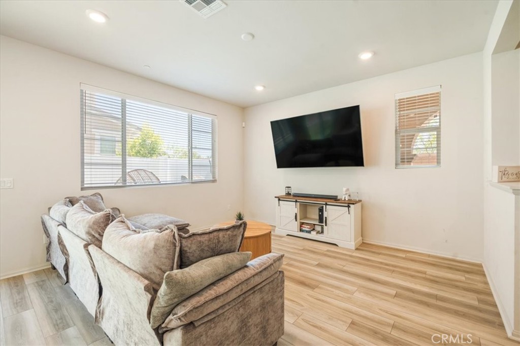 28175 Ashtree Street Temecula, CA 92591 - Photo 8 of 33