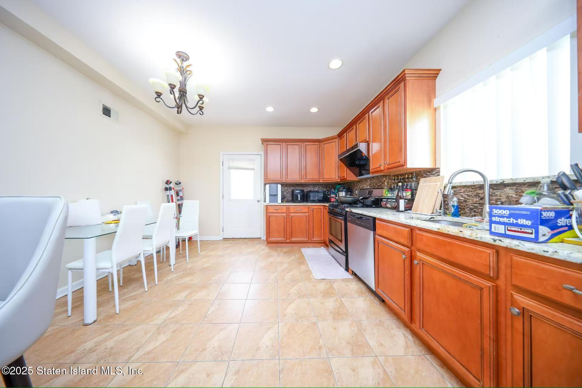 521 Mill Road Staten Island, NY 10306 - Photo 5 of 15 aa6e157e5c028d704d3ded291874e7d5