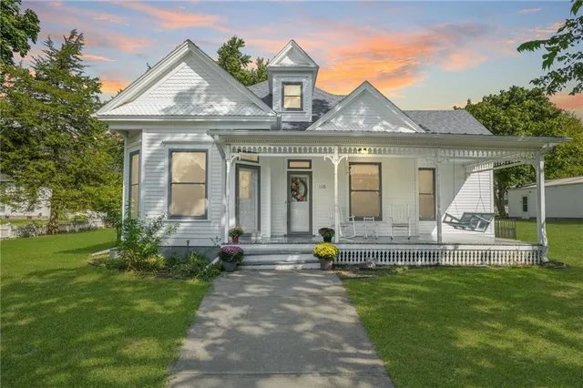 $379,900 | 110 West Elm Street, King City, MO 64463