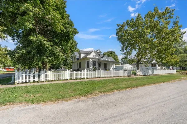 $379,900 | 110 West Elm Street, King City, MO 64463