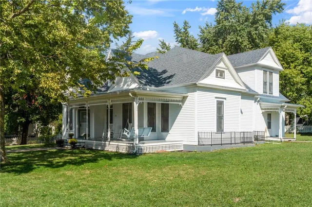 $379,900 | 110 West Elm Street, King City, MO 64463