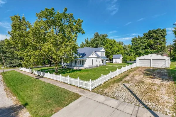 $379,900 | 110 West Elm Street, King City, MO 64463