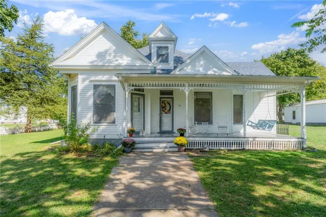 $379,900 | 110 West Elm Street, King City, MO 64463